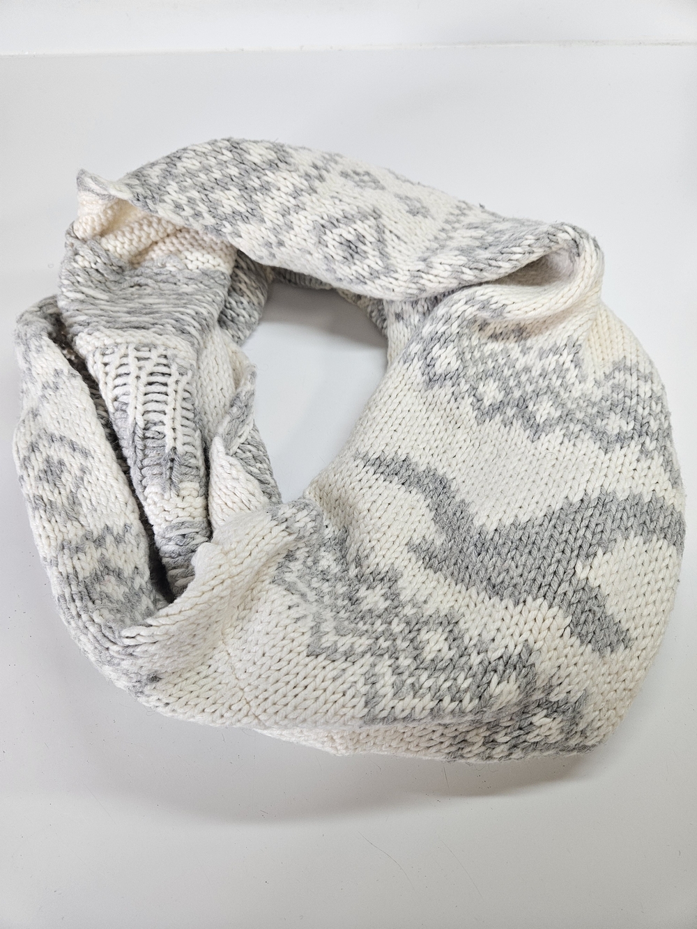 Hollister White Gray Eagle Logo Fair Isle Knit Infinity Scarf